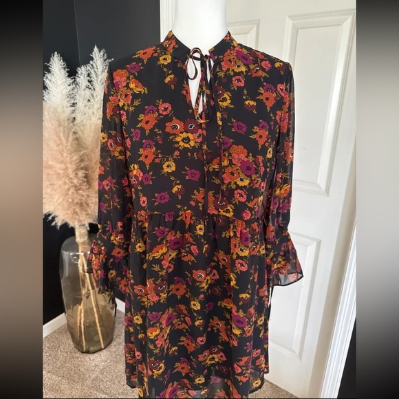 Molly Bracken Floral Mini Dress with bell tie sleeves
size Medium - Picture 7 of 12